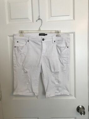 Torrid Ripped Destruction Boyfriend Bermuda Jean Short Size 14 White